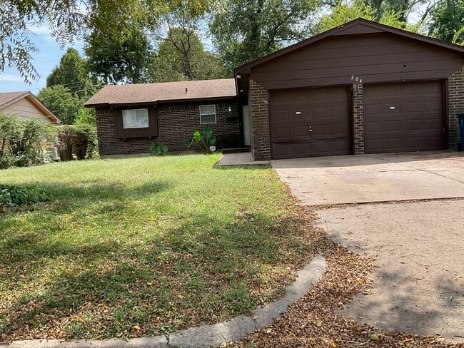 Building Photo - 3 bed, 1 1/2 bath, 2 car garage Rental