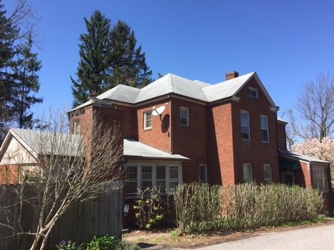 Building Photo - Radford, 5 BR / 2.5 BA, Available in August