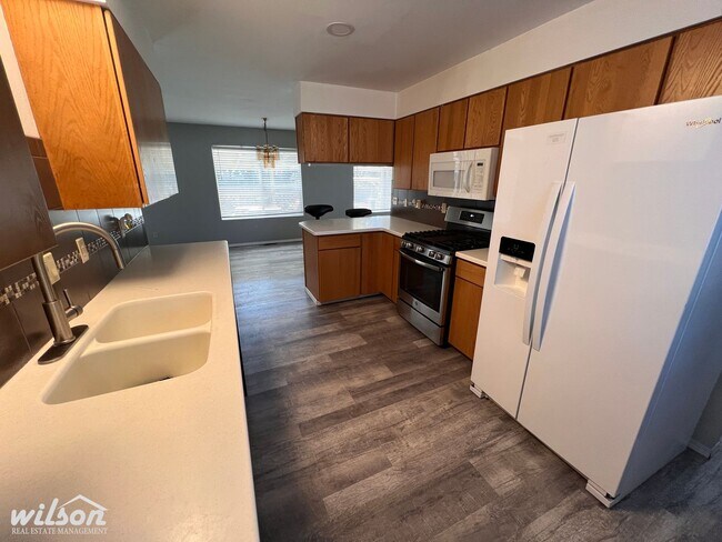 Photo - PRICE DROP ! Spacious 3 Bed / 2 Bath Home ...