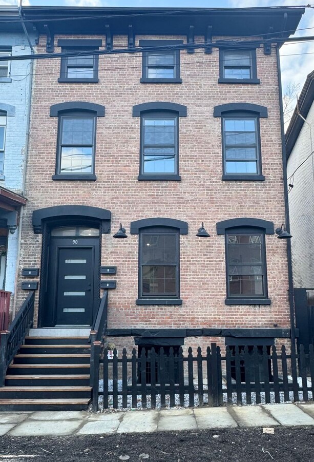 OPEN HOUSE SAT 1/25/25 10AM - 1PM - OPEN HOUSE SAT 1/25/25 10AM - 1PM Unit 90 Lander Street- Apartment A (Basement)