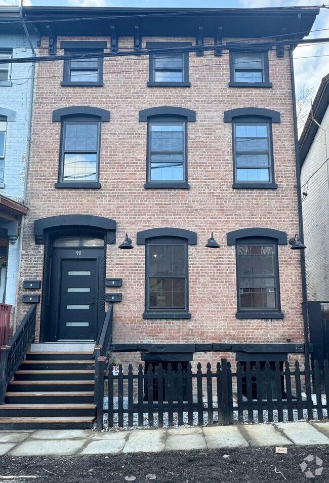 Building Photo - OPEN HOUSE SAT 1/25/25 10AM - 1PM Unit 90 Lander Street- Apartment A (Basement)