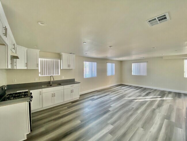 Photo - 3019 Raymond Ave