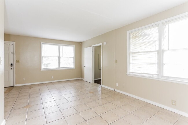 Photo - 2025 Prospect St E