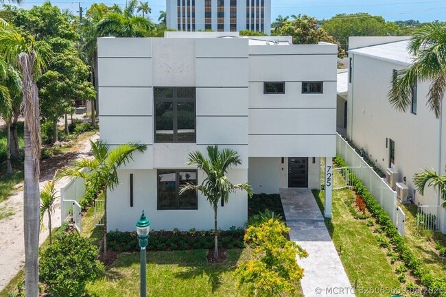 Photo - 725 SE 4th Ave