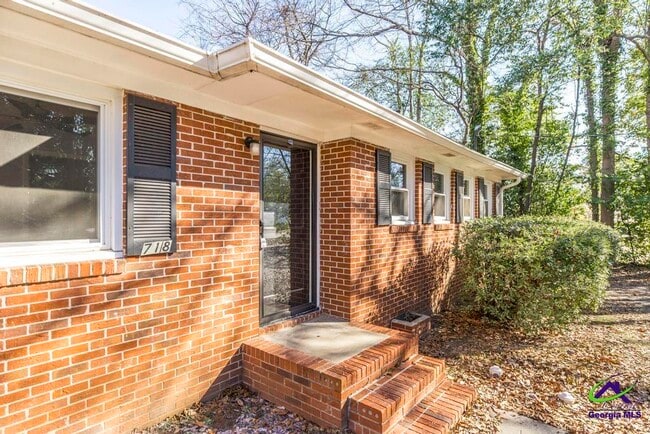 Photo - 718 Oakview Square