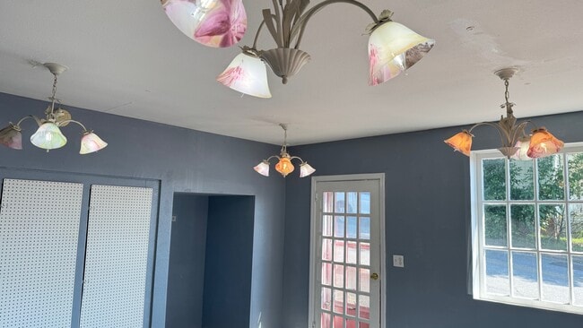 Photo - 405 S High St