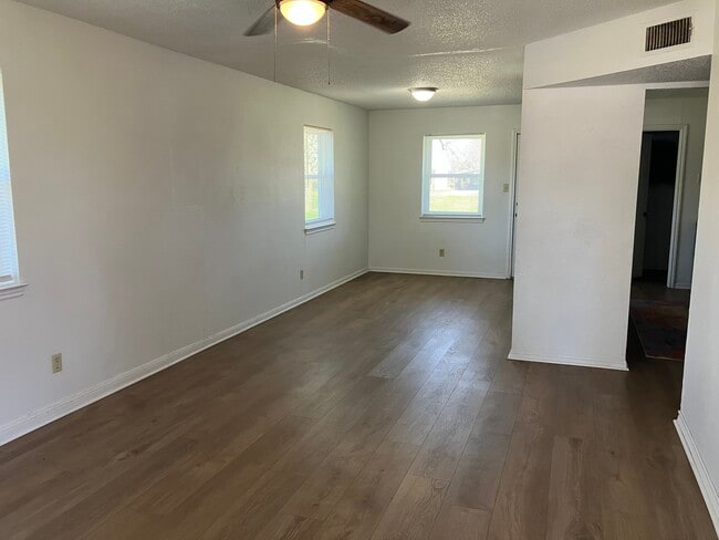 Photo - 1300 W Park Cir