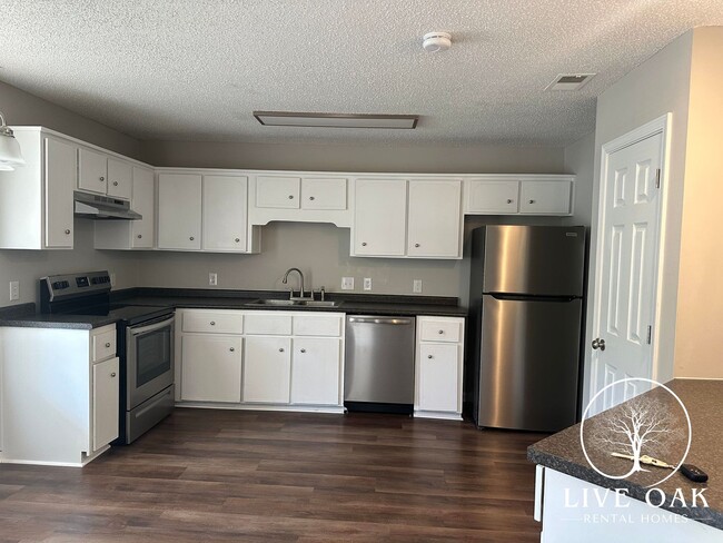 Photo - MOVE IN SPECIAL: $500 OFF 1ST MONTH'S RENT!**