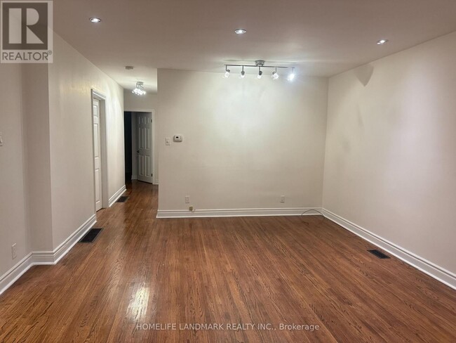 Photo - 307 Axminster Dr