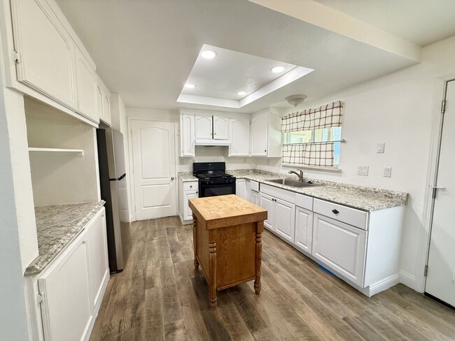 Photo - Comfortable 3 bedroom in convenient Hollister location