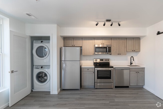 1BR 1BA 620SF