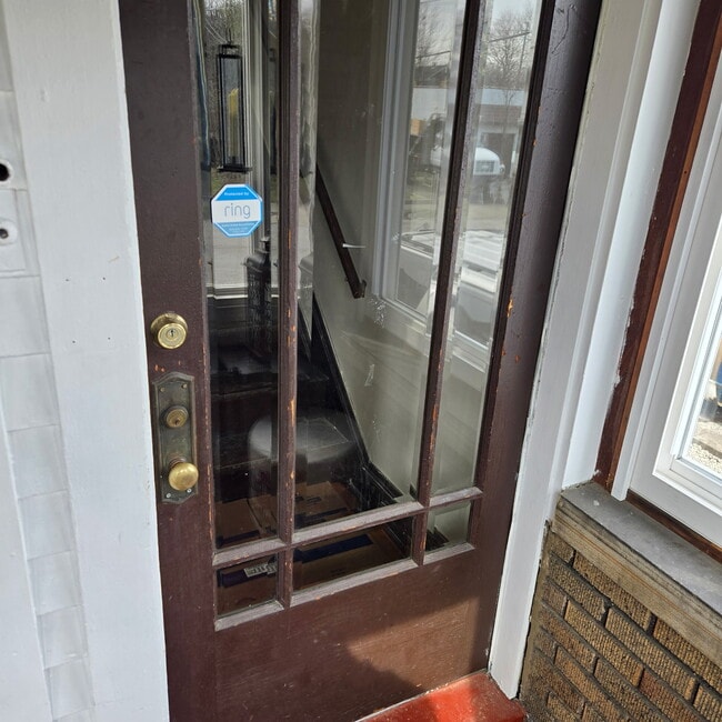 Entrada a la unidad del porche interior que lleva a la planta superior. - 2116 Natchez Ave Unidad Upstairs