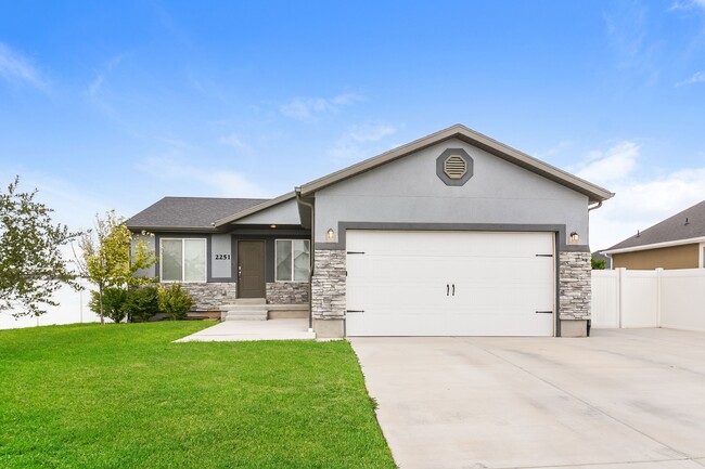 Building Photo - 2251 E Maple Dr