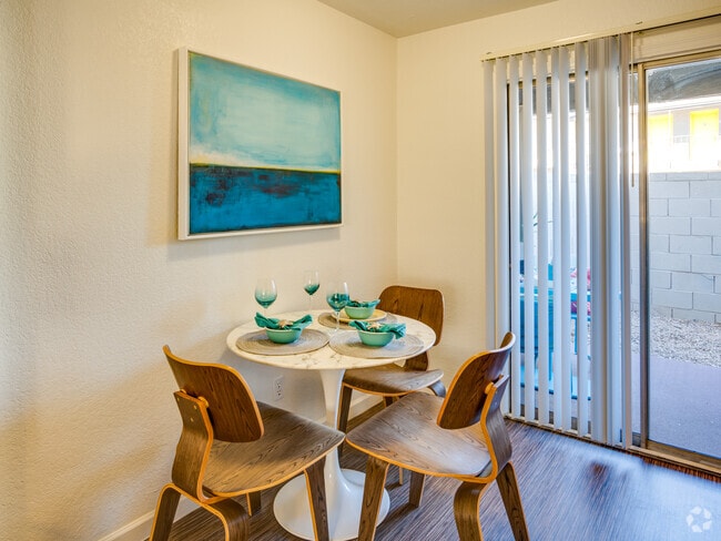 2 BR, 2 BA - 980SF