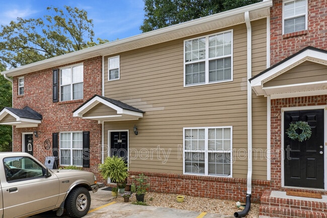 Photo - 525 Lawson St