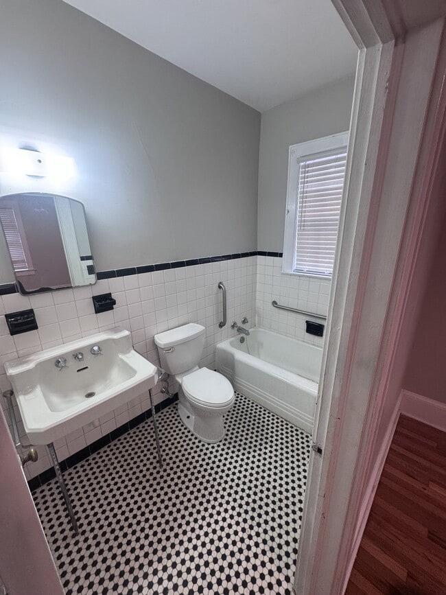 806 Holloway Ave