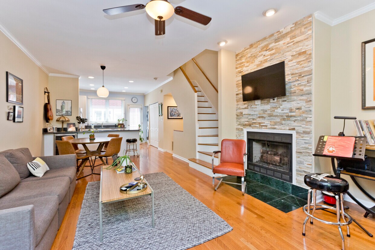 Photo - 1827 W Oakdale Ave (Chicago, IL)
