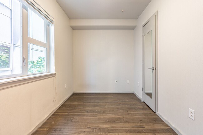 422 11th Ave - Amazing Studios!
