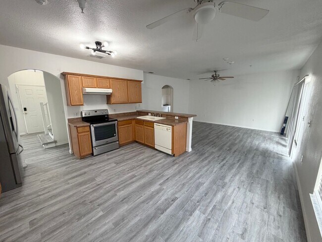 Photo - Large 2-Story 4 Bedroom 2.5 Bathroom House w/ Fenced in Yard - For Rent