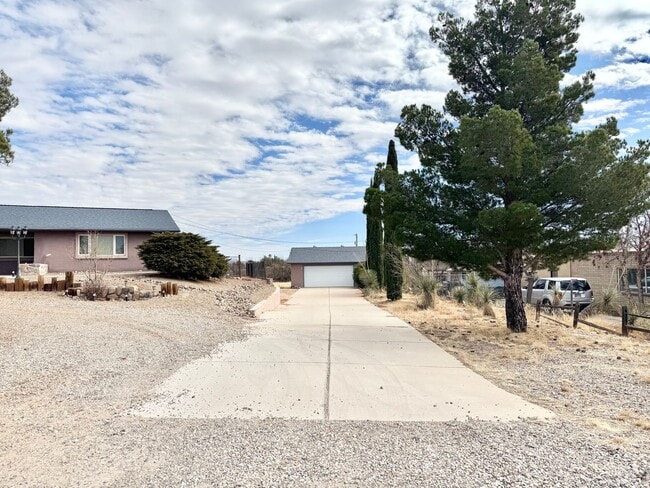 Photo - 3BR/2BA/2CG, with DOG RUN 2310 sq.ft. rental in Sierra Vista, AZ