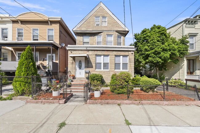 Building Photo - 32 Pearsall Ave Rental