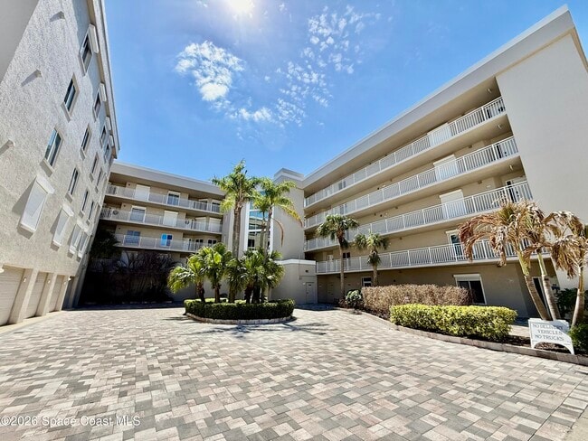 Building Photo - 425 Buchanan Ave Unit 302