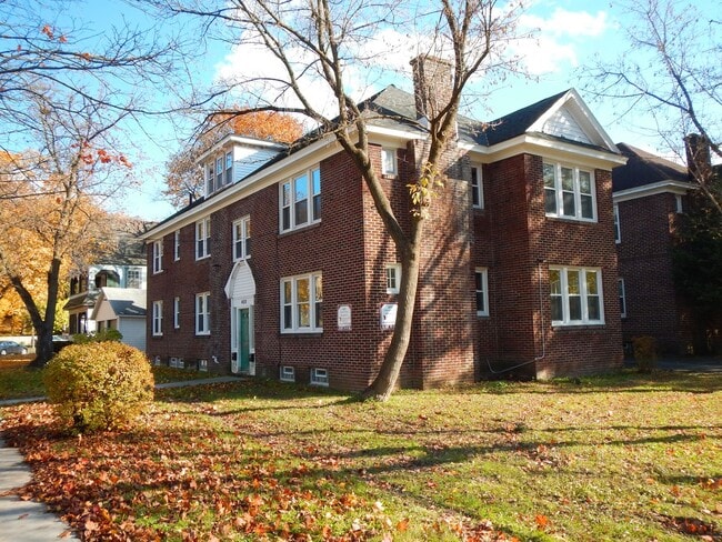 Building Photo - 400 Harvard Pl Unit Harvard 400.1