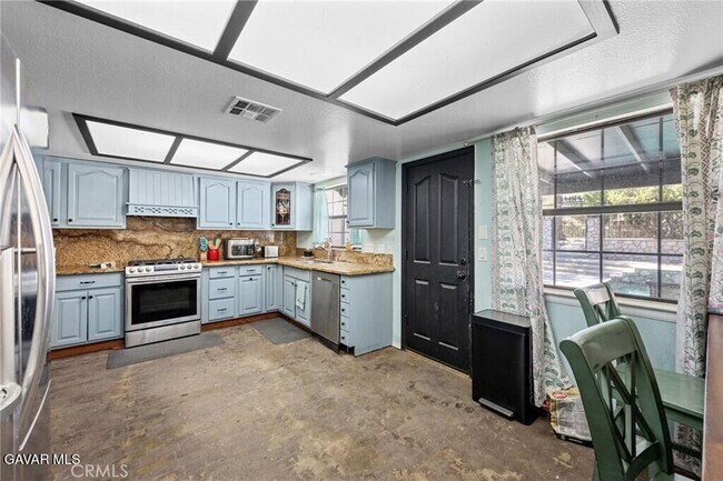 712 Ave R-8