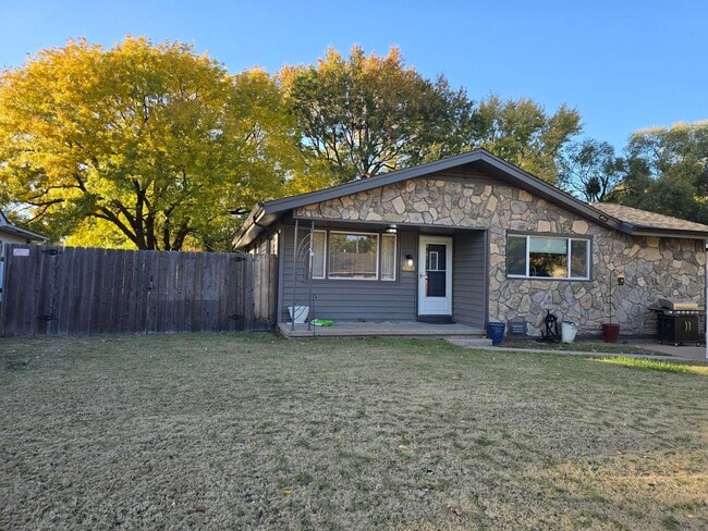 Building Photo - 3 BED 1.5 BATH HOME IN PARK CITY