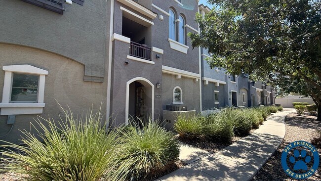 Building Photo - 2402 E 5th St Unit 1436