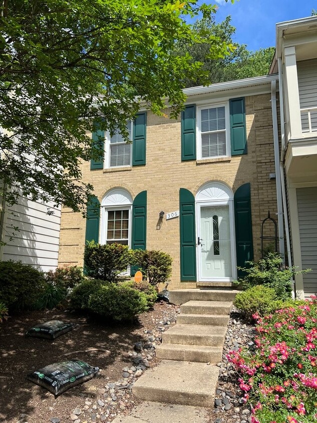 Stunning Three Finished Level Townhome Clo... - Stunning Three Finished Level Townhome Clo...