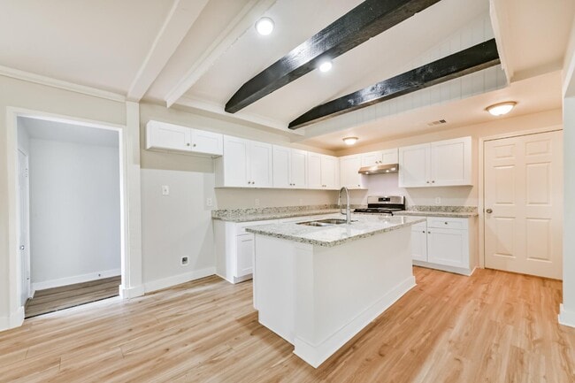 Photo - 706 Azalea St