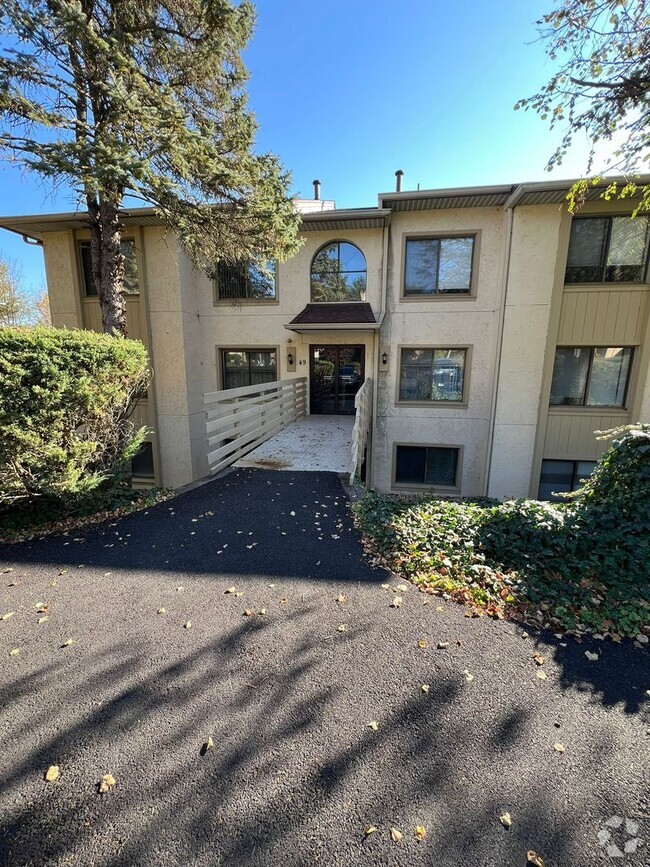 Building Photo - CONDO 2 BR walk out patio in Flying Hills ...