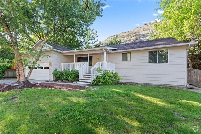 Building Photo - North End 3 Bedroom 2 Bathroom Home