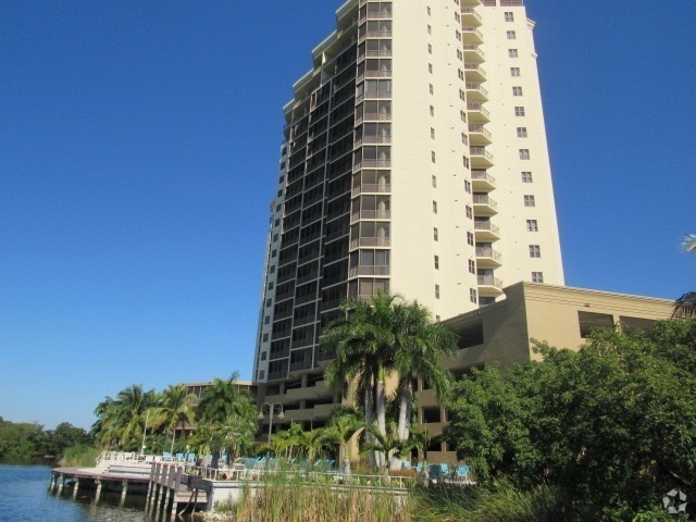 Building Photo - Lovely 5th floor luxury condo