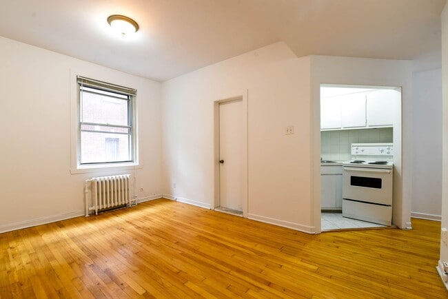 Building Photo - 3495 Av. Van Horne Unit 208