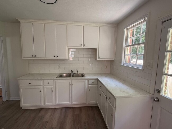 Building Photo - Updated, Clean & Ready for You!