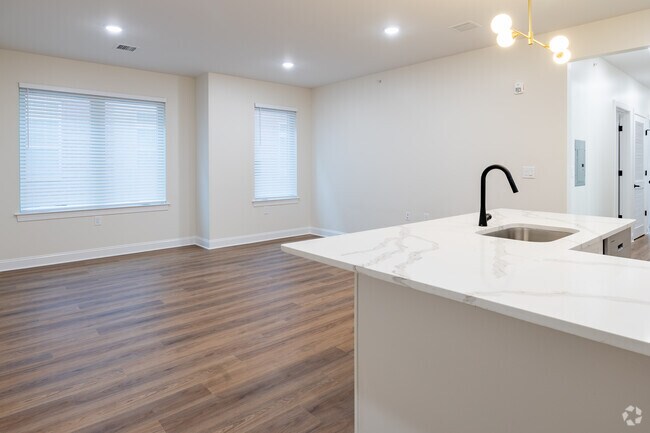 2BR, 2BA - 1.018SF - Entrada a la cocina - Plainfield Apartments