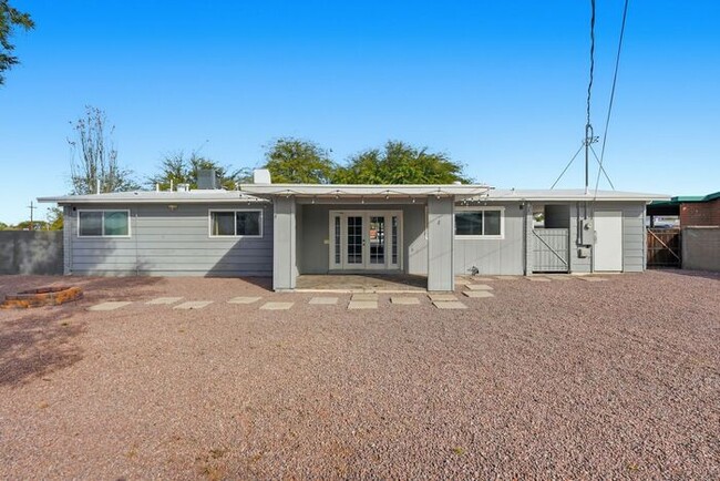 Building Photo - Spacious 3-Bed, 2-Bath East Tucson Home with Large Yard & Open Layout