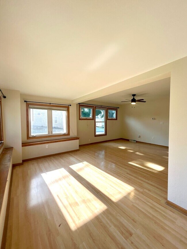 Building Photo - 424 W College Ave Rental