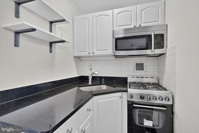 Building Photo - 1111 Arlington Blvd Unit 913