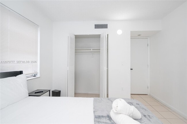 Building Photo - 500 NE 26th St Unit 2C