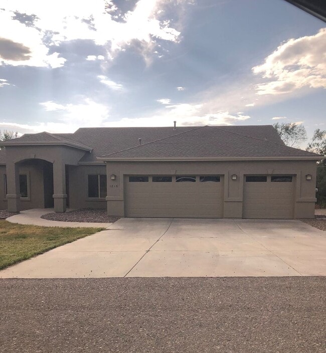 Four Bedroom Home w/3 Car Garage in Prescott - Four Bedroom Home w/3 Car Garage in Prescott