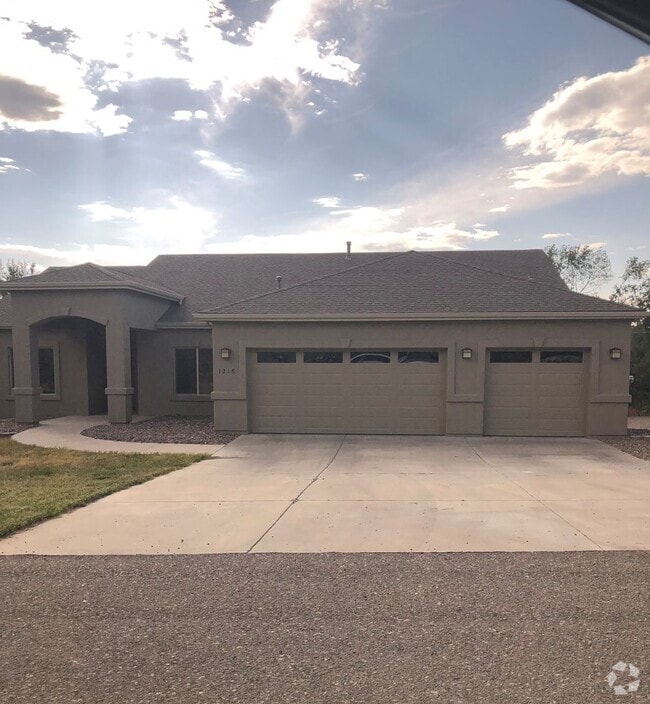 Building Photo - Four Bedroom Home w/3 Car Garage in Prescott