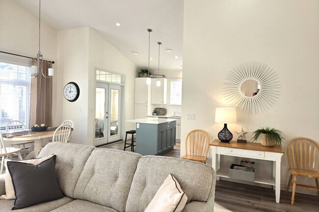 Building Photo - 2450 Radio Tower Rd Unit SI ID1522009P