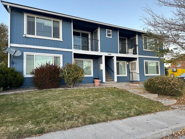 Building Photo - Amazing city views  2 bed 1 bath upstairs ...