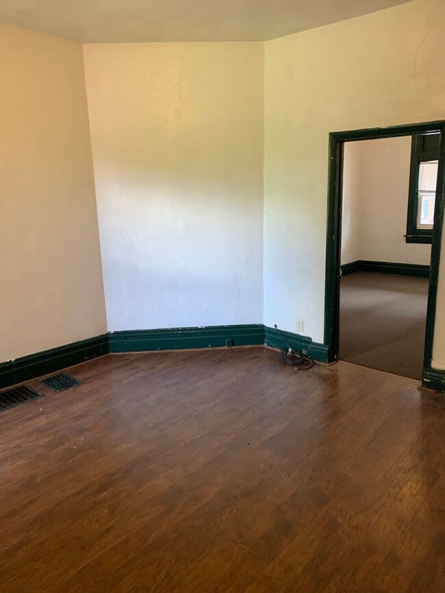 Building Photo - 21 Welsford St Unit 1 Rental
