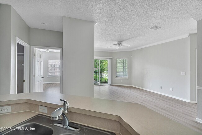 Photo - 10000 Gate Pkwy Unidad 1921