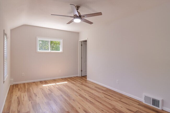 Photo - 624 E State St Unit 4