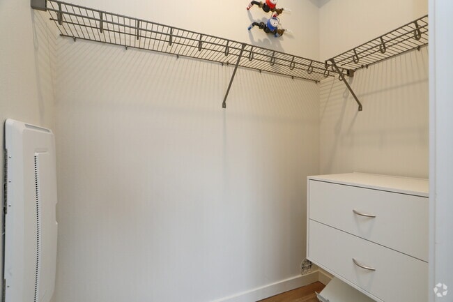 2BR, 1BA - 772SF